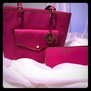 Authentic Michael kors purse and matching wallet.